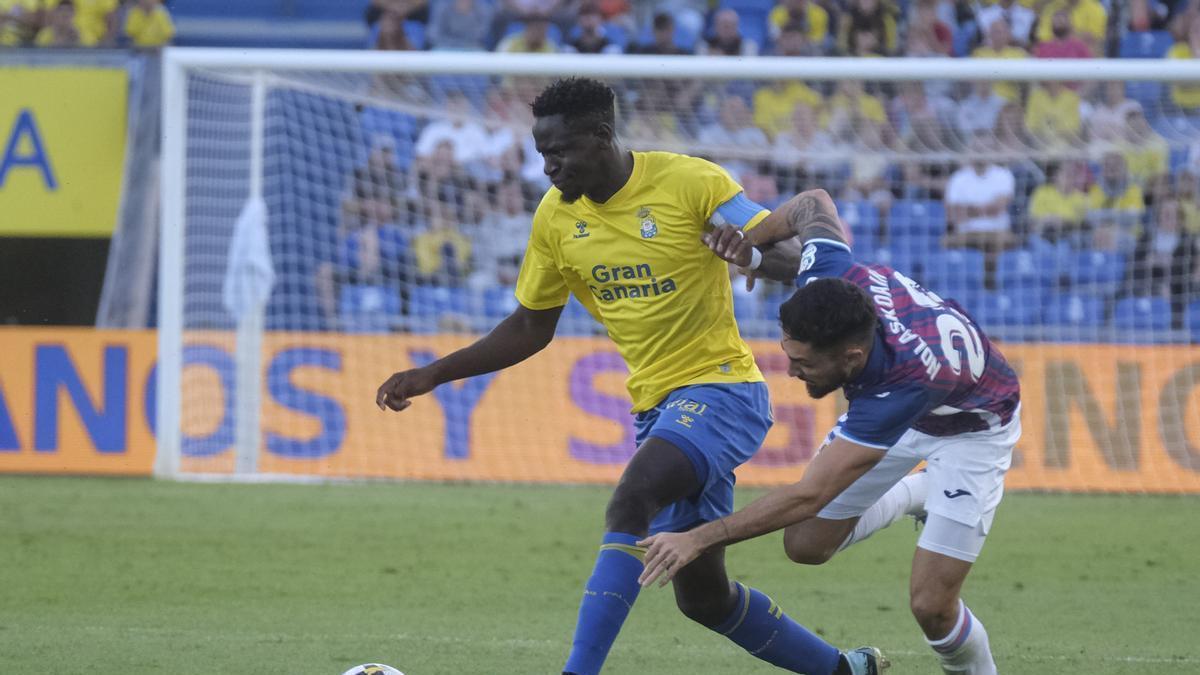 Mfulu pugna con Nolaskoain en el choque entre la UD y el Eibar en el Gran Canaria.