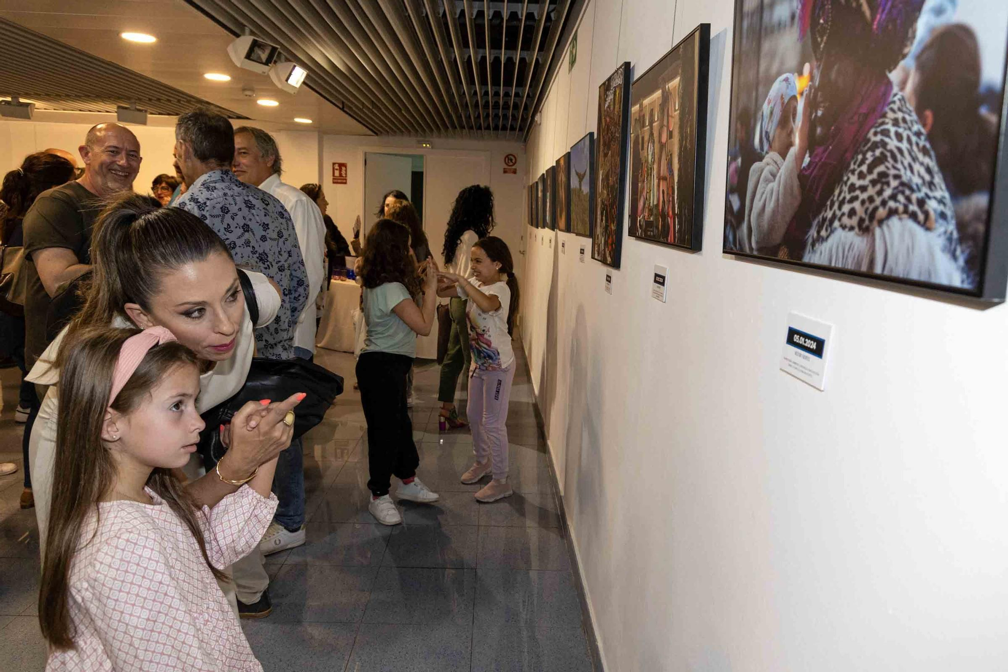 lleno total en la inauguración de INFotoperiodistas 2024,. un año de fotografía de prensa en Alicante