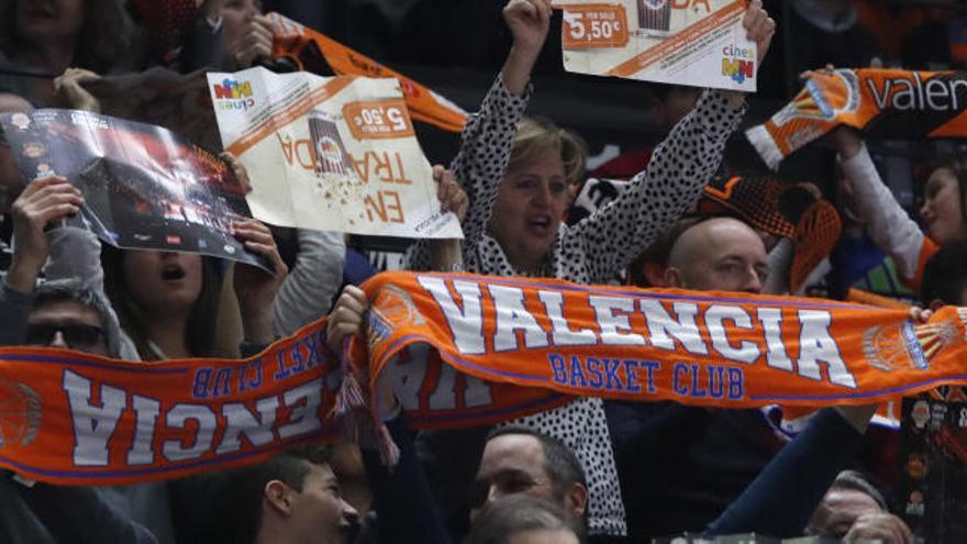 Aficionados taronja en el partido ante el Fenerbahce