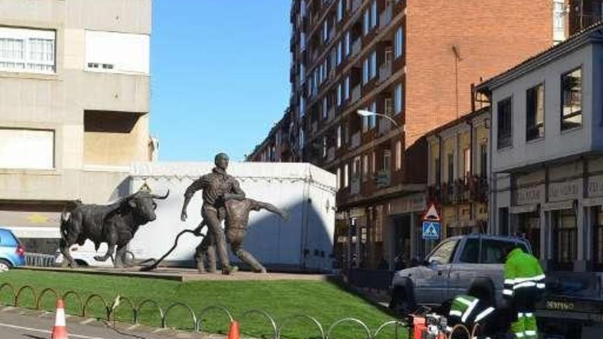 Un par de trabajadores, en la rotonda.