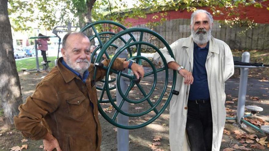 Cheché Bujía y Enrique Vázquez Caruncho, en el barrio del Ventorrillo.  // VÍCTOR ECHAVE