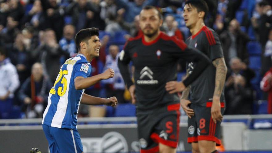 Marco Asensio (i) celebra su primer tanto.