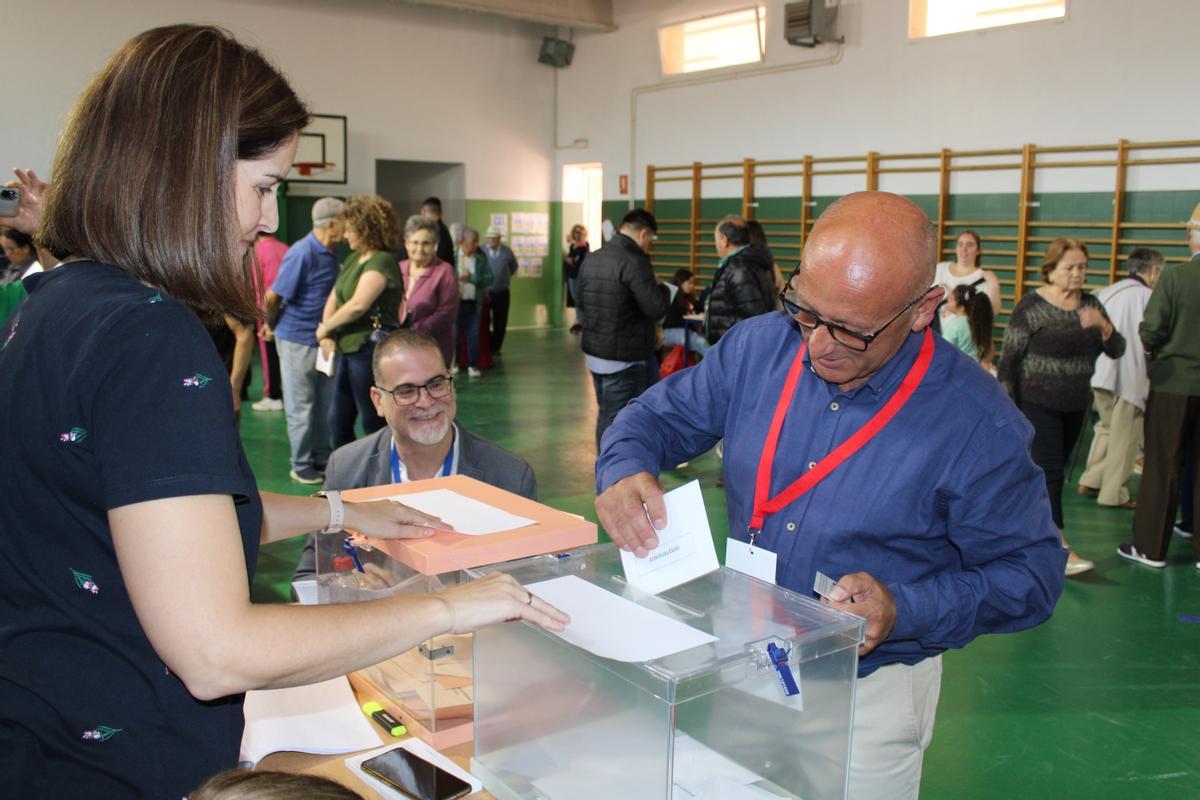 El candidato de la coalición Izquierda Unida-Podemos-Alianza Verde a la Alcaldía, Pedro Sosa, votaba en el Colegio Sagrado Corazón de Jesús de San Cristóbal.