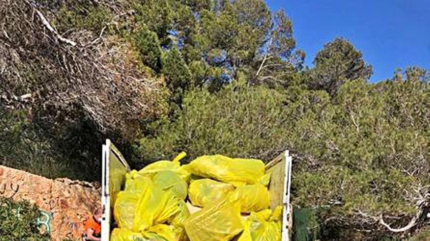 Retirados 360 kilos de basura de una cueva habitada en Punta Galera