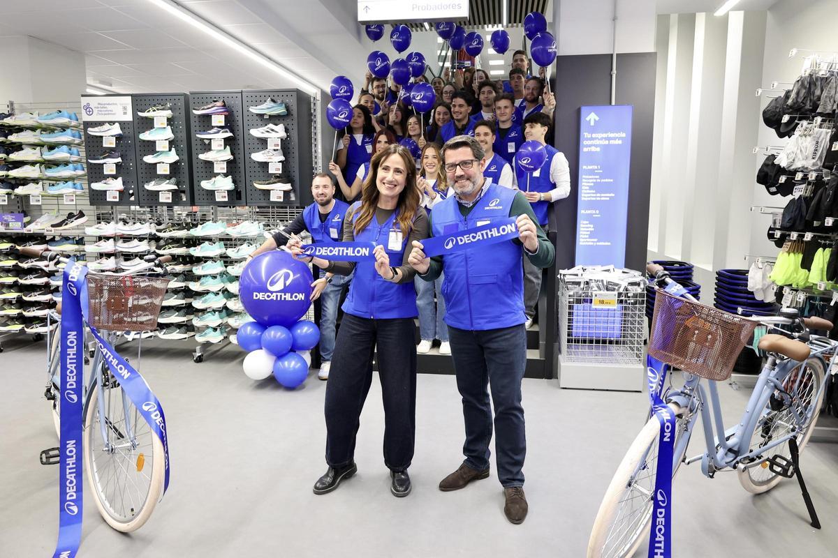 Foto de familia tras el corte de cinta.