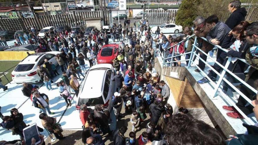 Una imagen de la entrada de A Madroa con aficionados esperando la salida de los jugadores. // Adrián Irago