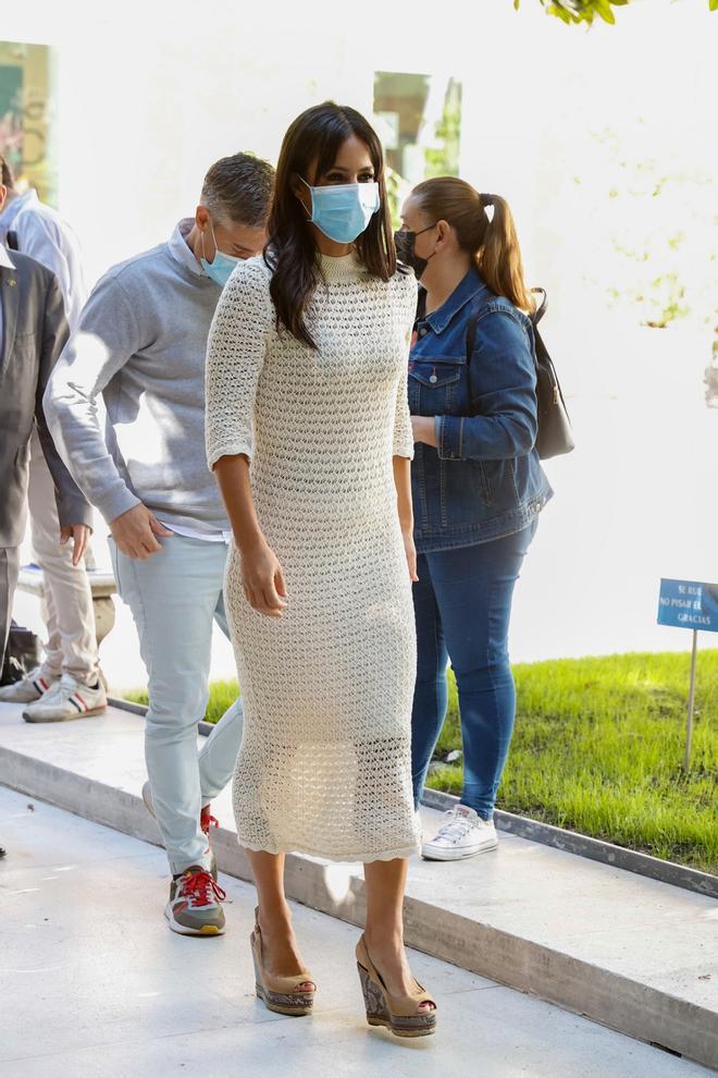 El look de Begoña Villacís, con vestido de crochet de Mango, en la presentación del programa oficial de MADO 2021