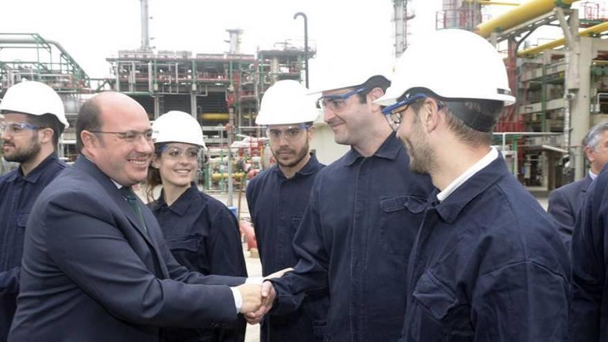 El presidente de la Comunidad, Pedro Antonio Sánchez, saluda a un grupo de jóvenes murcianos trabajando en una fábrica, en una fotografía de archivo.