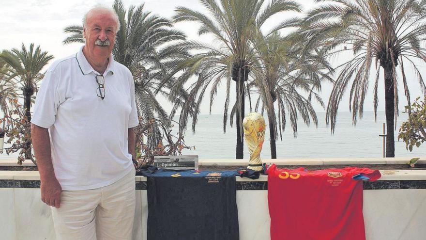 Vicente del Bosque, en Marbella, con la copa de Campeón del Mundo.