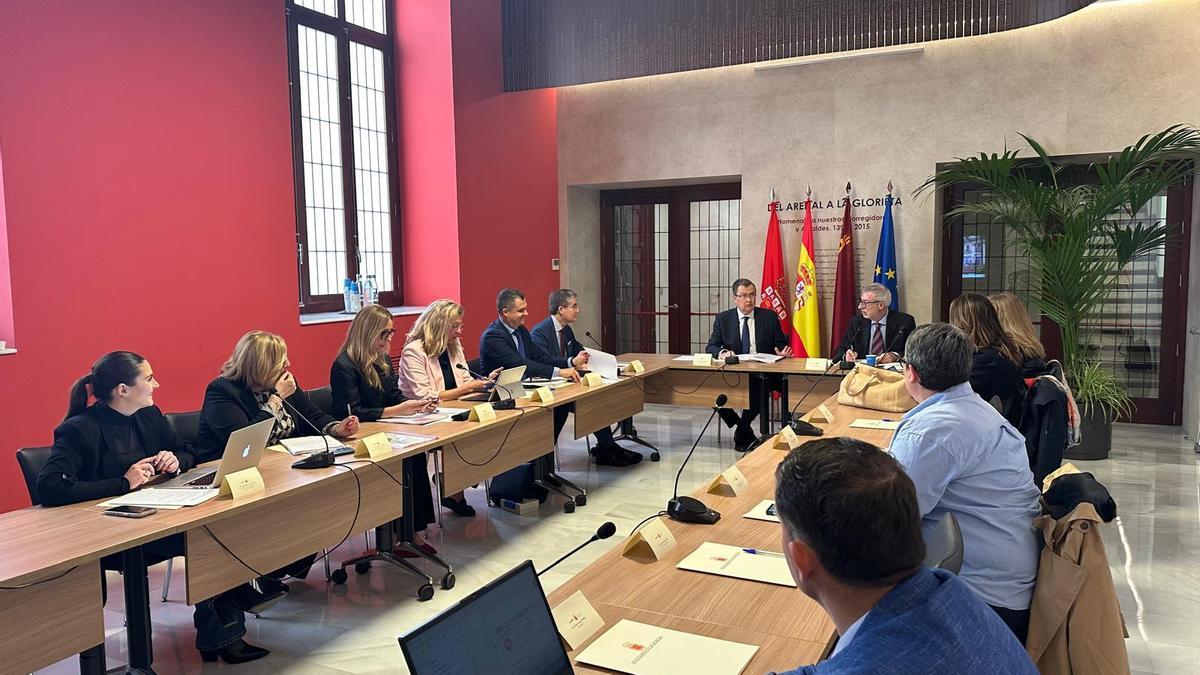 El alcalde de Murcia, José Ballesta, ha presidido este lunes la reunión del Consejo de Administración de Mercamurcia, donde se ha dado a conocer el informe de la evolución comercial del centro de distribución logística alimentaria.