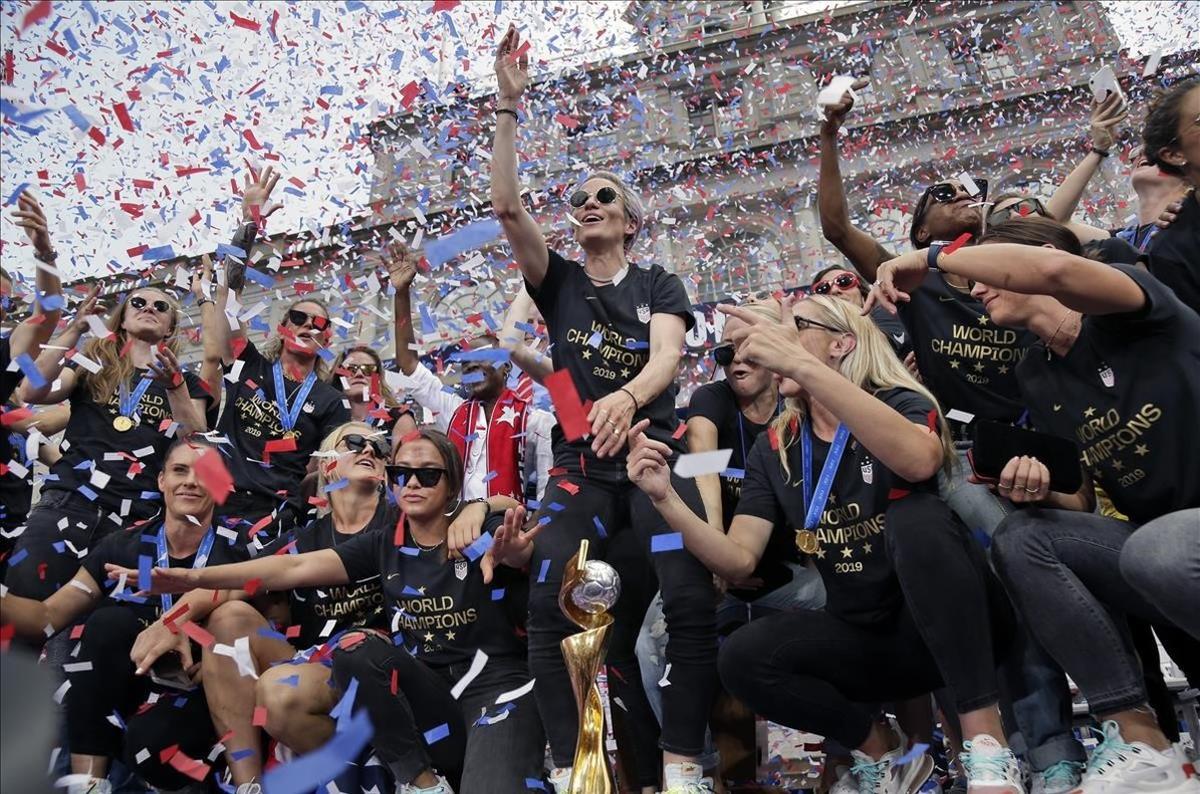 La selección de fútbol femenino de Estados Unidos celebra en el ayuntamiento de Nueva York  su victoria de la Copa Mundial Femenina.