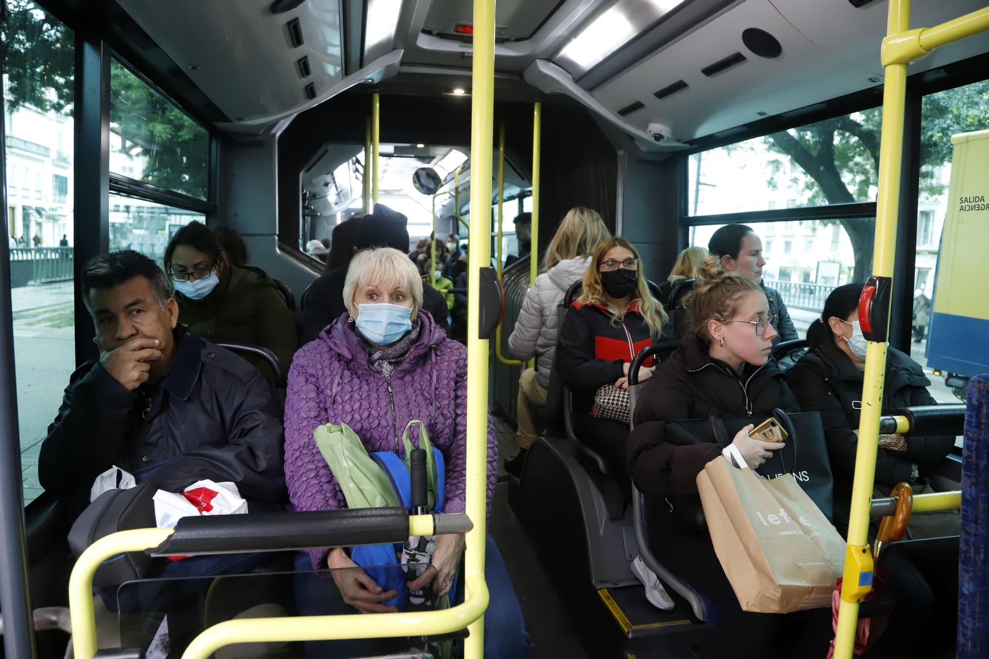 Málaga, el primer día sin mascarillas en el transporte público, en imágenes