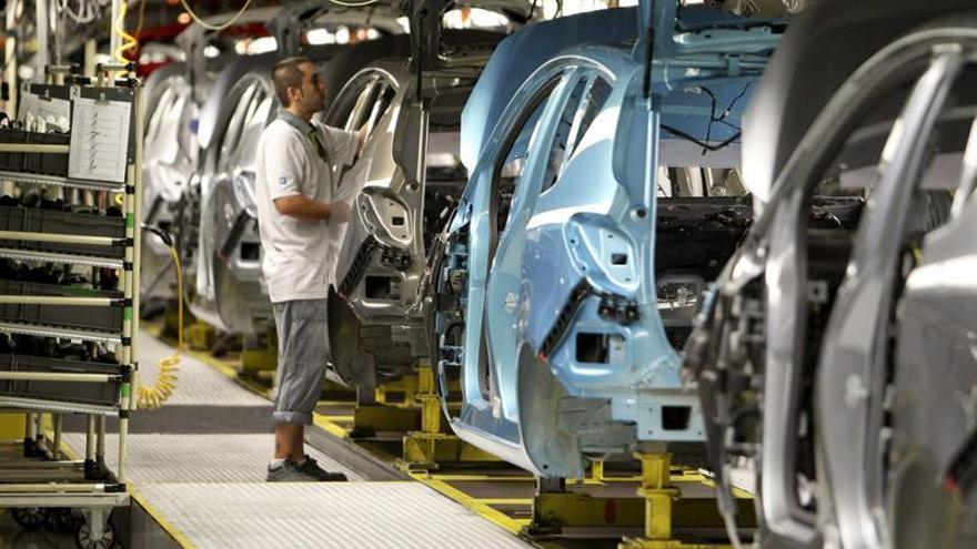 El comité de Opel Figueruelas explica a los empleados el acuerdo de venta