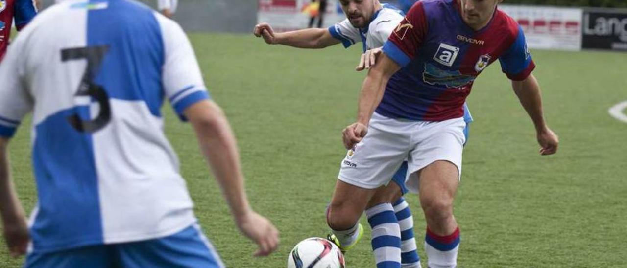 Claudio pugna por un balón con Álvaro Pozo en el encuentro de la primera vuelta.