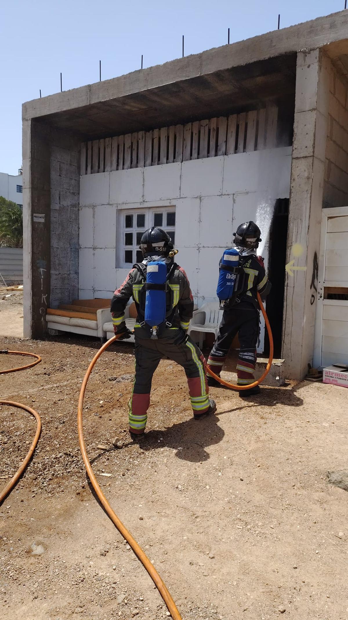 Bomberos del Consorcio de Seguridad y Emergencias de Lanzarote y La Graciosa, ayer, lunes, apagan el incendio en un habitáculo en un hotel a medio construir en Costa Teguise