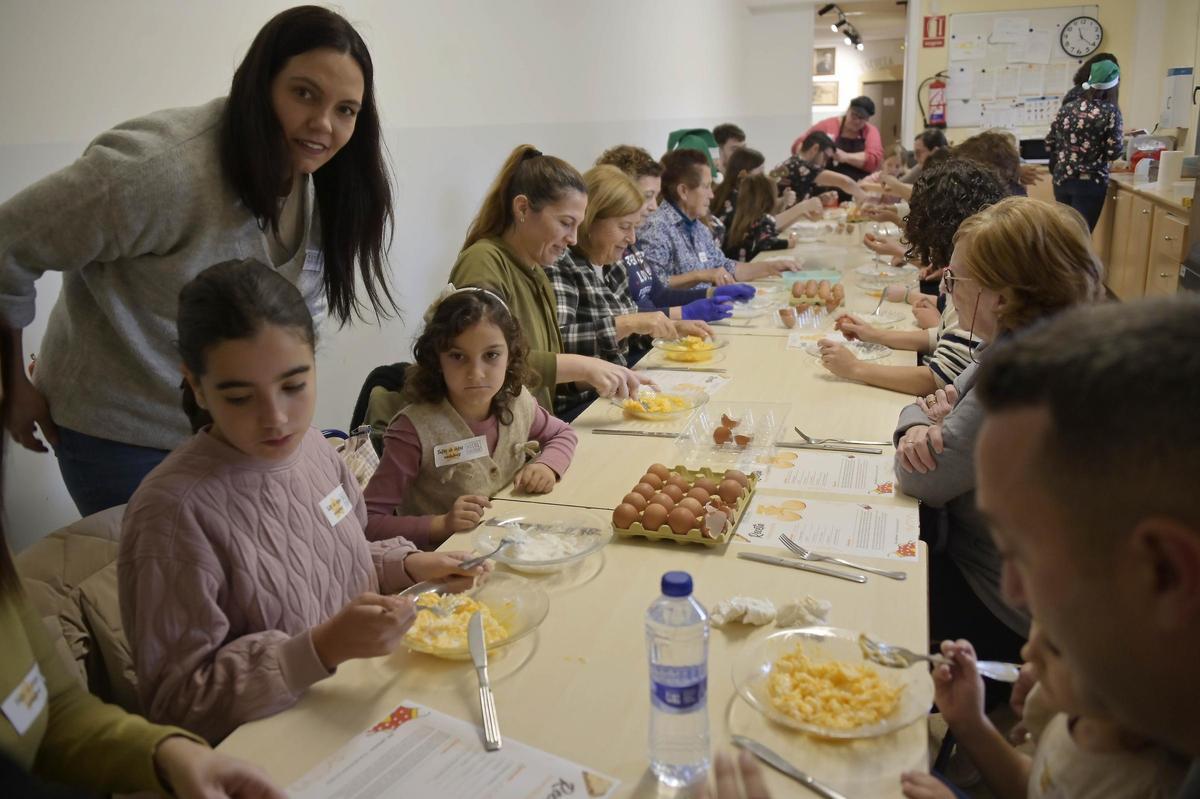 Taller de dulces navideños en el Museo Escolar de Puçol