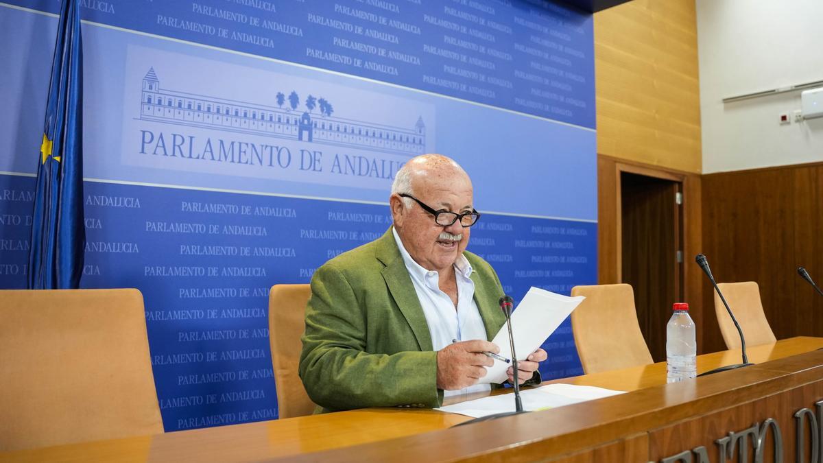 El presidente del Parlamento andaluz, Jesús Aguirre, en rueda de prensa.