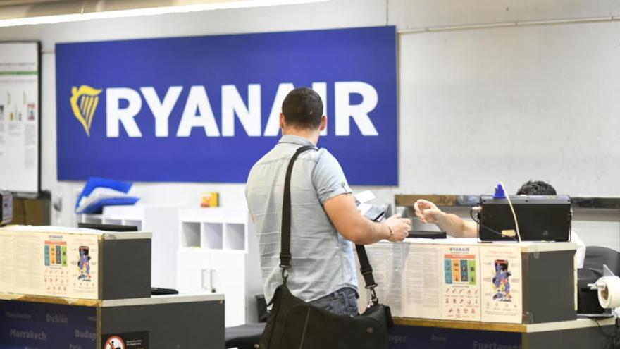 Ryanair cobrará por el equipaje de mano a partir de noviembre.
