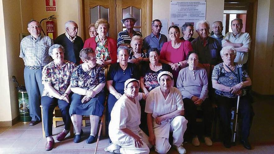 Foto de familia de los usuarios habituales del comedor municipal de Manganeses de la Lampreana.