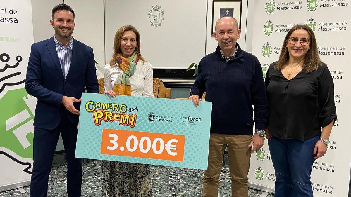 Entrega del cheque de 3000 euros a la ganadora, junto al alcalde de Massanassa, la gerente de Óptica Sonia Muñoz y director de Caixa Popular Massanassa