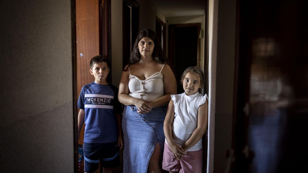 Samanta y sus dos hijos en su casa.