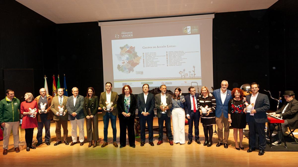 Galardonados y autoridades con los Premios Leader Extremadura Rural en su primera edición.