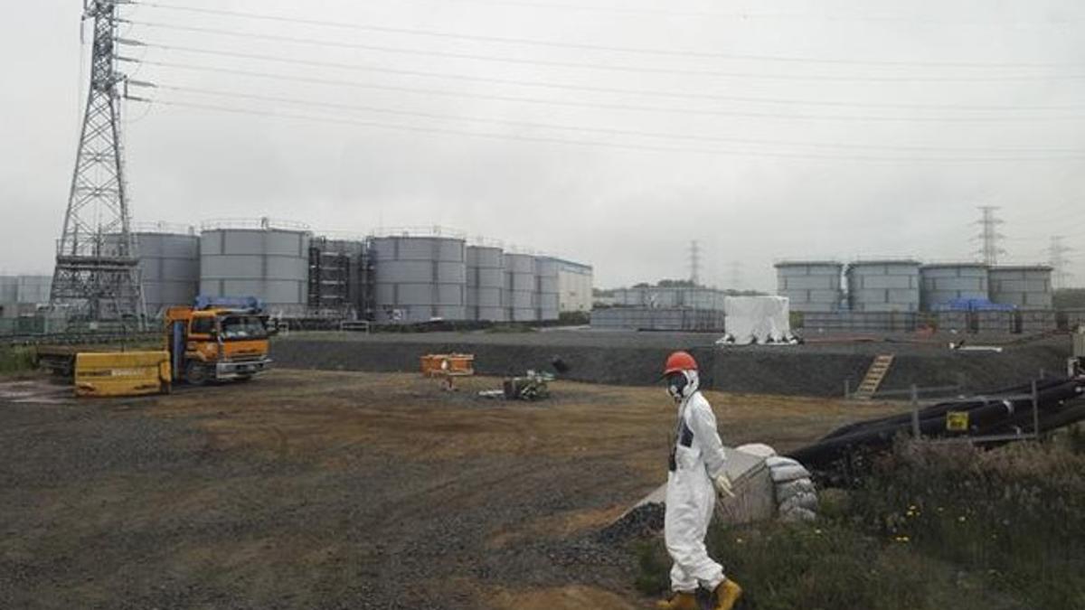 Tanques de agua en la central nuclear de Fukushima.