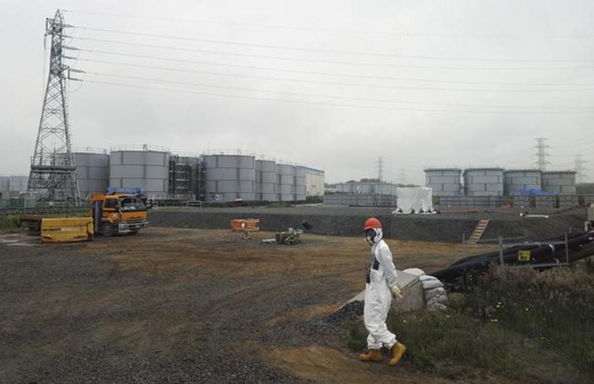 Tancs d’aigua a la central nuclear de Fukushima.
