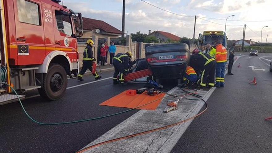 Una conductora resulta herida al salirse de la vía y volcar su coche en la PO-550 a la altura de Dena