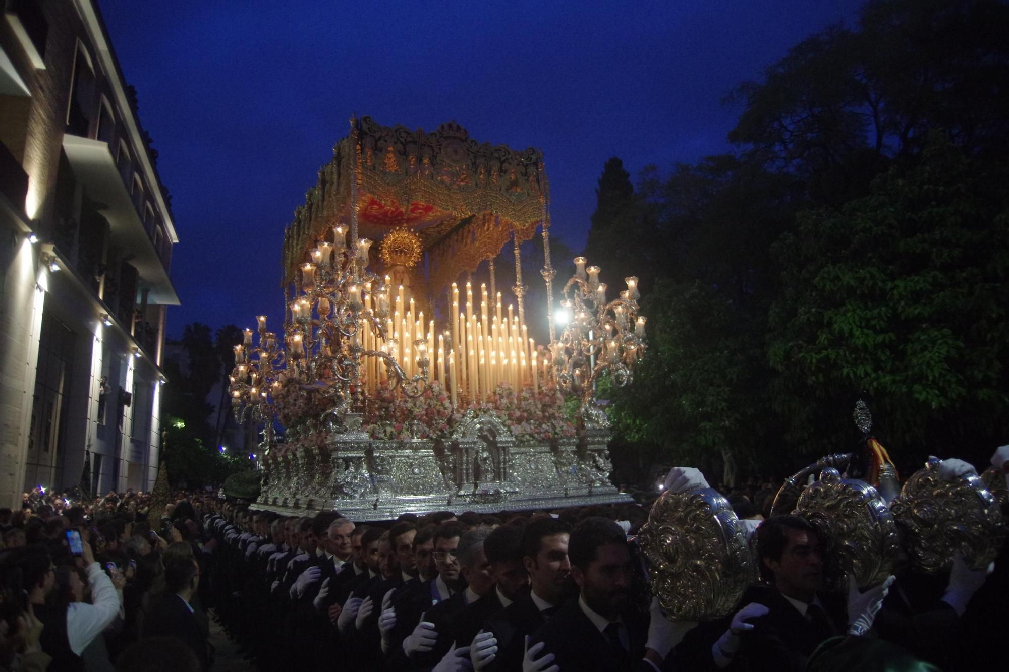 Imagen de la cofradía de Estudiantes, una de las dos únicas que procesionó este Lunes Santo de 2024.
