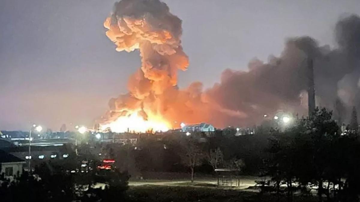 Una explosió prop de Kiev, ahir, quan les tropes russes ja s’hi estaven acostant | EP