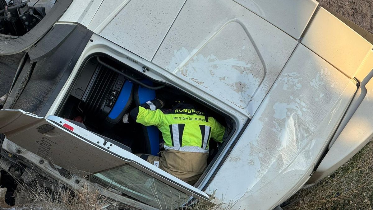 Bomberos accediendo a la cabina del camión para sacar al herid