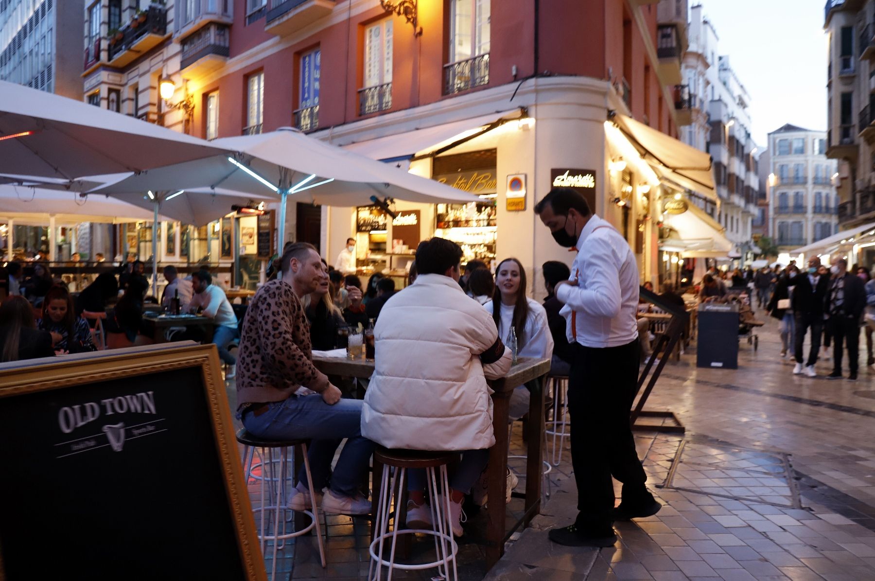 Comienza el horario ampliado en restaurantes y comercios de Málaga