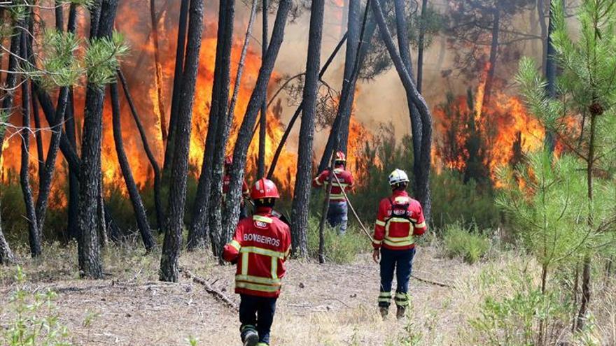 Portugal refuerza la lucha contra el incendio con 1.400 bomberos