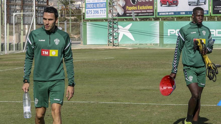 Ramón Folch y Nuke Mfulu después de terminar de entrenar en el campo anexo.