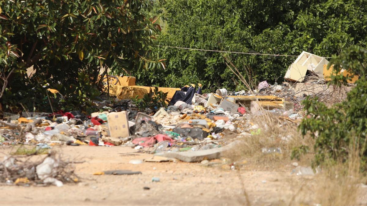 Limpian la acequia de San Isidro pero se mantiene el vertedero de las chabolas