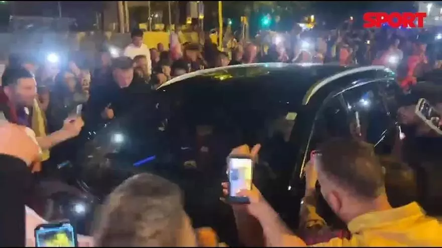 Así abandonó el Camp Nou, de madrugada, Robert Lewandowski.