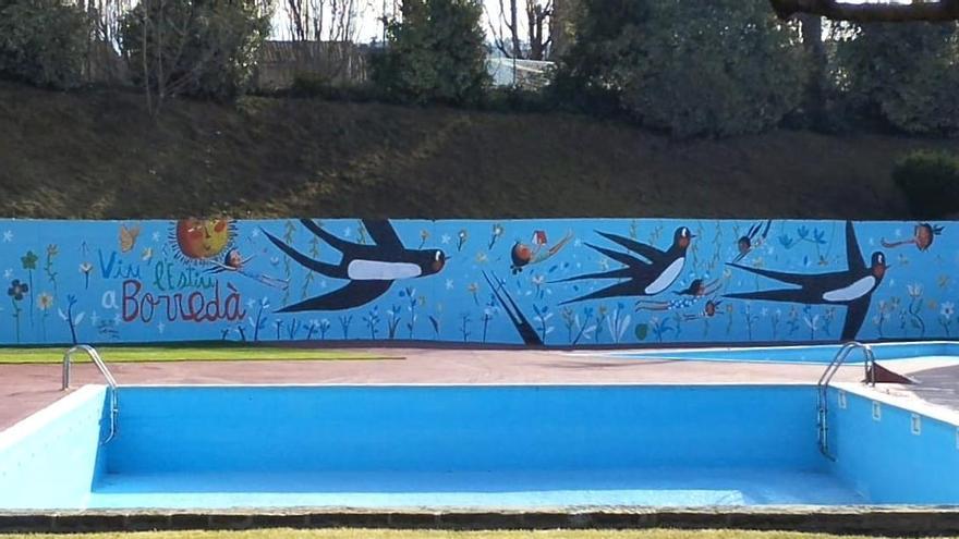 Mural que s’ha pintat al mur de les piscines municipals de Borredà