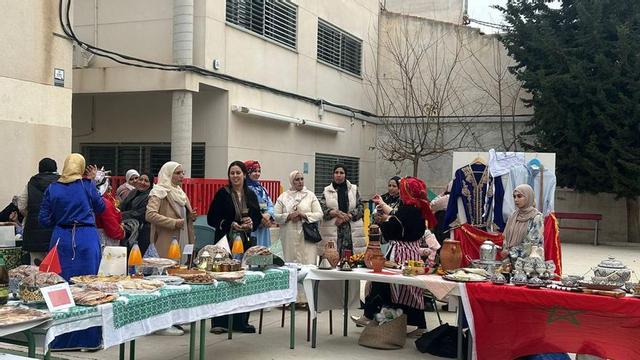 Las familias expusieron objetos tradicionales, gastronomía típica y otros elementos culturales.