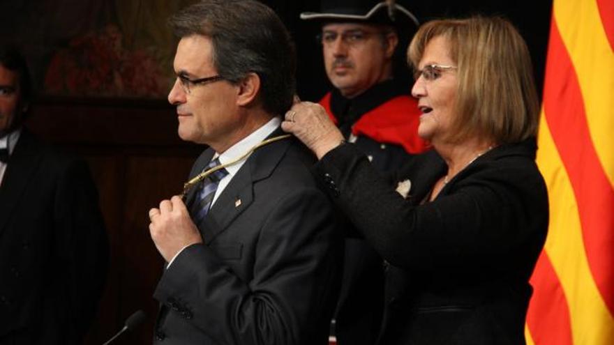 La presidenta del Parlament, Núria de Gispert, posant la medalla de president a Artur Mas.