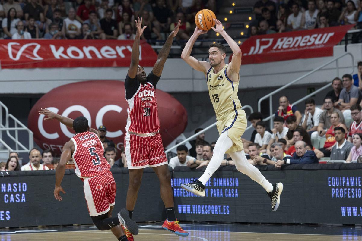 Tomas Satoransky busca un pase ante Dylan Martin.l