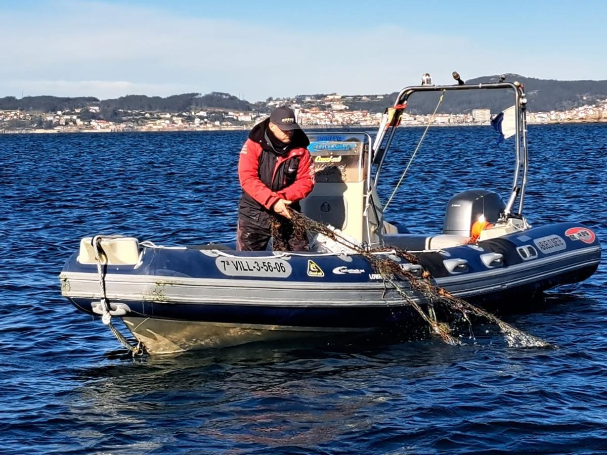 Así se elimina basura en los fondos marinos y la costa del islote Guidoiro Pedregoso.