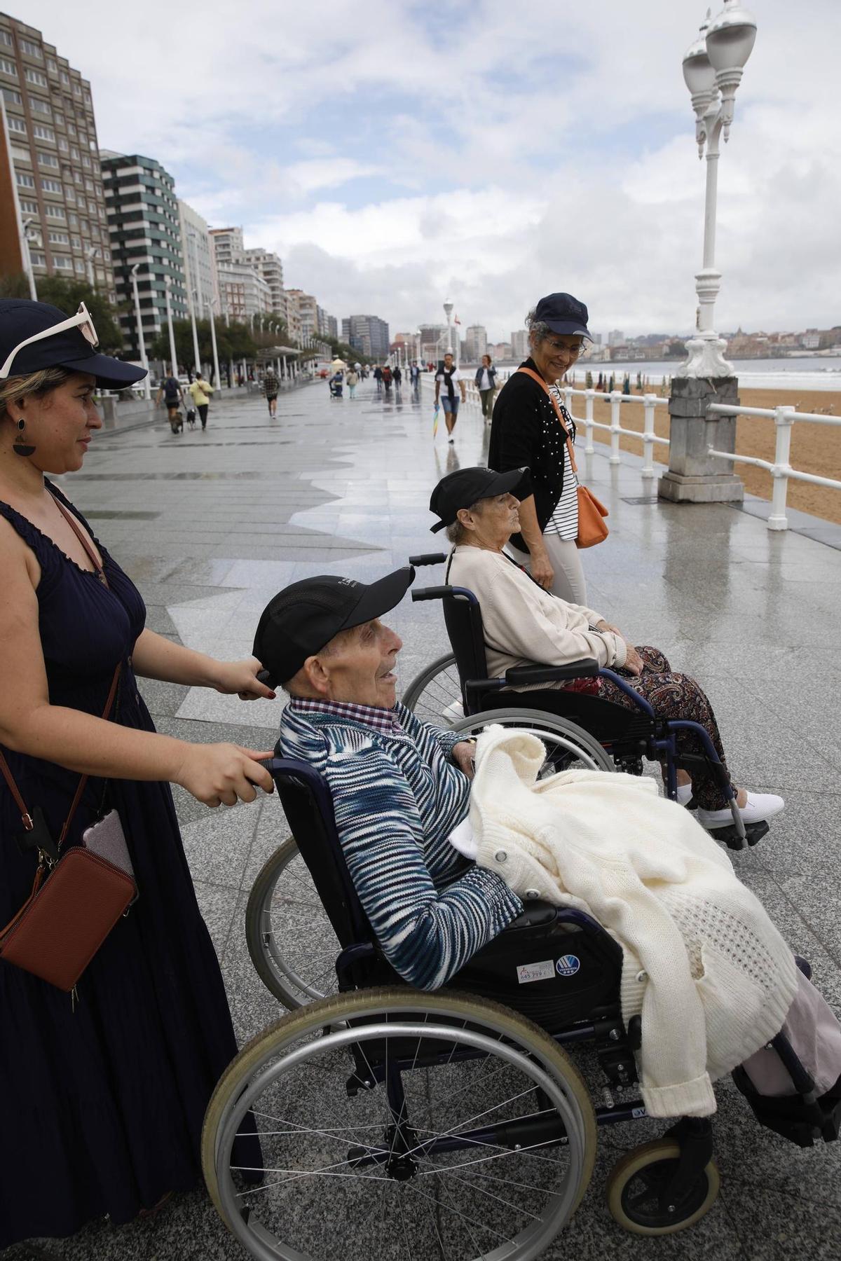 Mayores de la residencia de ancianos de Peleas de Abajo ven por primera vez el mar en Gijón