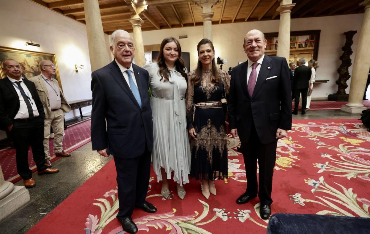 Carlos Casanueva (a la izquierda) con su nieta Mariana y AntonioSuárez con su hija Fernanda. Debajo, el rapero Gazir, en una actividad de la Fundación en la Fábrica de Armas. | Irma Collín / luisma Murias