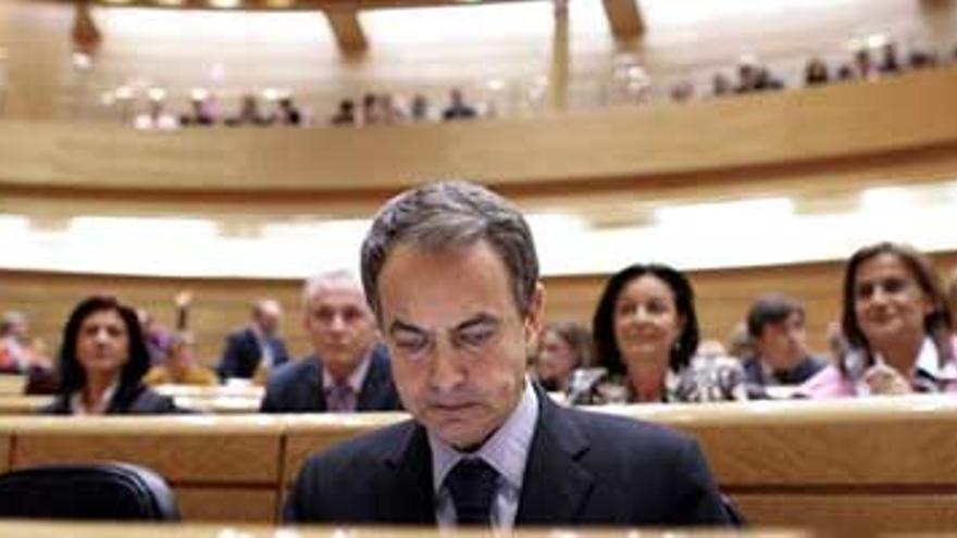 Zapatero se compromete a mantener las prestaciones sociales pese a la crisis