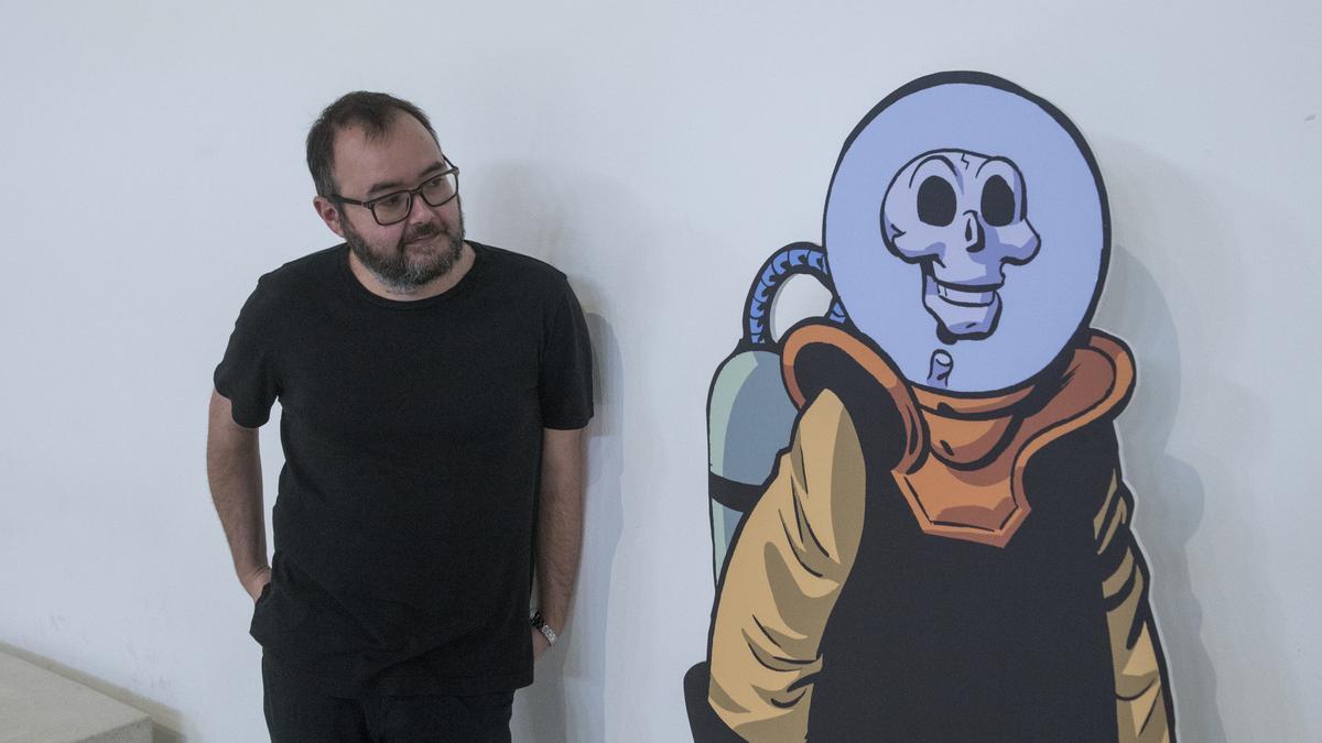 Albert Monteys, en su exposición en el MNAC, junto a una reproducción de su personaje Calavera lunar.