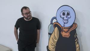 Albert Monteys, en su exposición en el MNAC, junto a una reproducción de su personaje Calavera lunar. 