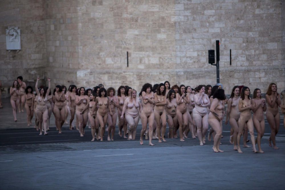 Spencer Tunick desnuda a 2.000 personas en València frente a las Torres de Serranos