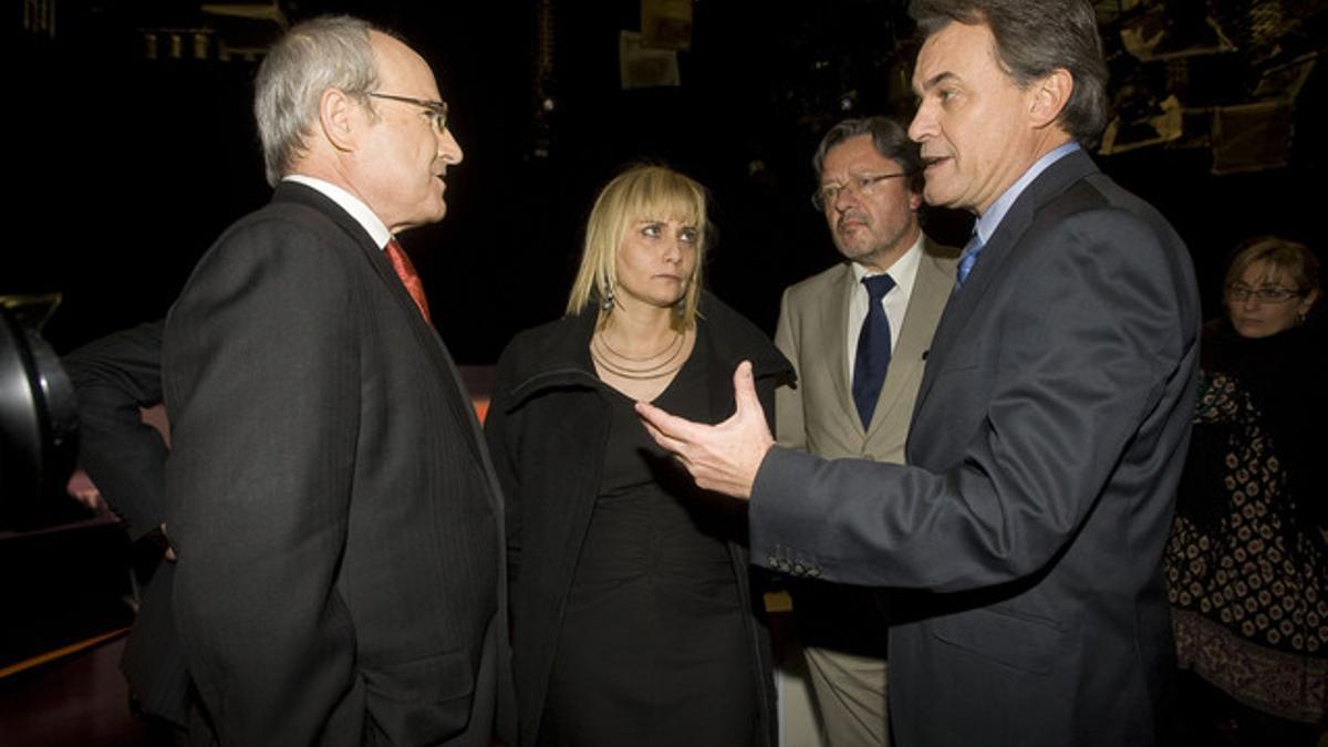 José Montilla y Artur Mas discuten sobre la celebración del cara a cara ante la mirada de la directora de TV-3, Mònica Terribas, anoche, tras finalizar el debate en la televisión pública.