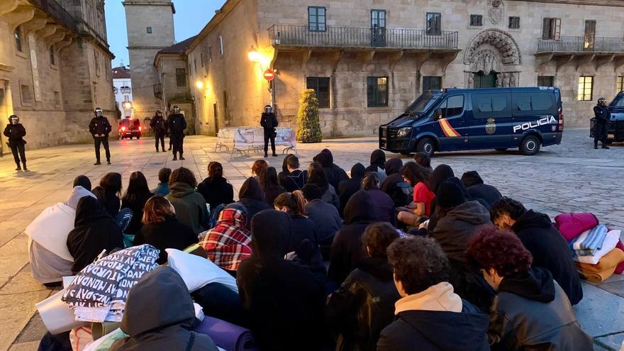 Encierro propalestino en el rectorado de la USC: la Policía desaloja a los estudiantes